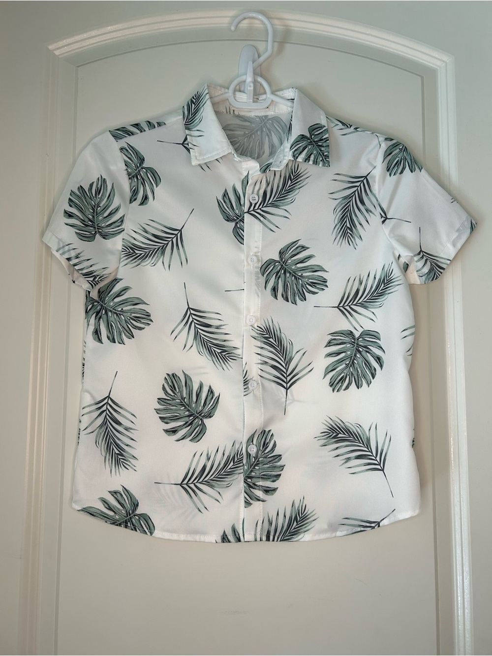 SHEIN White Short-Sleeve Button-Up Shirt with Green Tropical Leaf Print